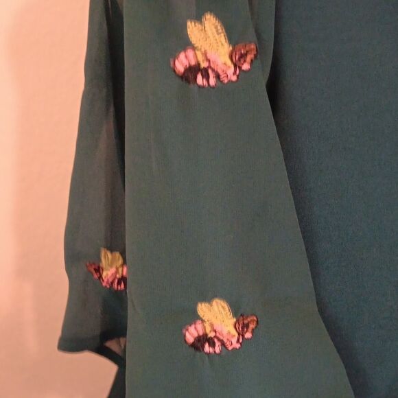 NWT Evergreen Embroidered Blouse With Bees - Picture 4 of 10
